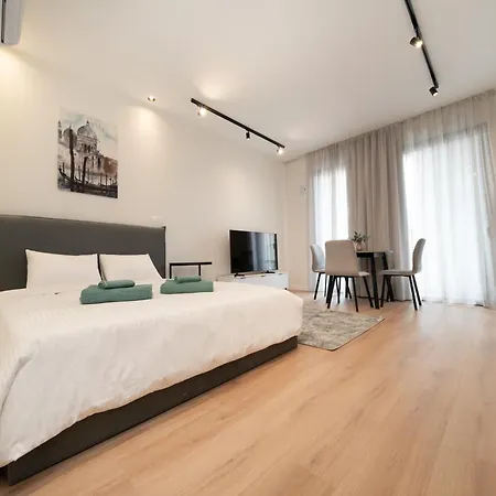 Luxury In The Heart Of דירה